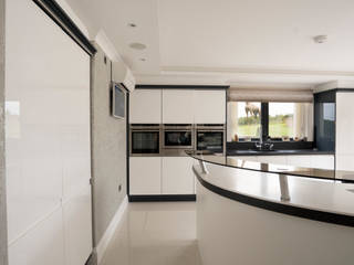 Gloss Handleless Kitchen Ormskirk, Cleveland Kitchens Cleveland Kitchens مطبخ ذو قطع مدمجة