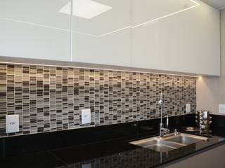 Cozinha e banheiro moderno, arquiteta aclaene de mello arquiteta aclaene de mello Cuisine intégrée Verre