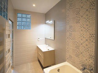 APPARTEMENT T6 A STRASBOURG, Agence ADI-HOME Agence ADI-HOME クラシックスタイルの お風呂・バスルーム セラミック 青色