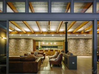 modern lodge, drew architects + interiors drew architects + interiors Living room Wood Wood effect
