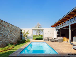 modern lodge, drew architects + interiors drew architects + interiors Piscines privées Pierre