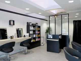 salon de coiffure blanc et noir, Backhome Backhome Espaços comerciais