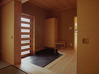 茶道家のための和空間：荻窪の家, （株）独楽蔵 KOMAGURA （株）独楽蔵 KOMAGURA Eclectic style corridor, hallway & stairs