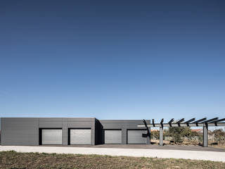 Garagem Privada, PAULO MARTINS ARQ&DESIGN PAULO MARTINS ARQ&DESIGN Minimalist style garage/shed