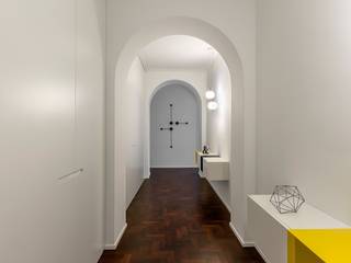 Casa G, Paola Maré Interior Designer Paola Maré Interior Designer Modern corridor, hallway & stairs Wood White