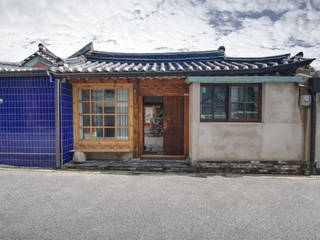 'Hyehwa1938' - korean modern traditional house, 참우리건축 참우리건축 Puertas asiáticas