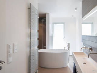 Badgestaltung mit Wanne als zentrales Raumelement, Axel Fröhlich GmbH Axel Fröhlich GmbH Moderne Badezimmer