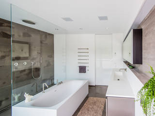 Bad mit Wanne und Raumdusche, Axel Fröhlich GmbH Axel Fröhlich GmbH Moderne badkamers