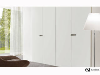 PRODUTOS ESPECIAIS: Closet Zalf, INTERDOBLE BY MARTA SILVA - Design de Interiores INTERDOBLE BY MARTA SILVA - Design de Interiores Classic style bedroom