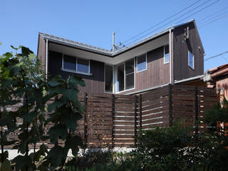 ヘノ字に暮らす, 芦田成人建築設計事務所 芦田成人建築設計事務所 Wooden houses Wood Brown