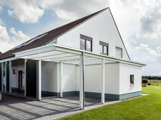 Neubau von zwei Carports mit Abstellräumen, Berghaus und Michalowicz GmbH Berghaus und Michalowicz GmbH Classic style garden