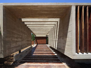 Casa S & S, Besonías Almeida arquitectos Besonías Almeida arquitectos Minimalist corridor, hallway & stairs Concrete