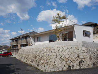 高台に建つ家, toki Architect design office toki Architect design office Modern Garden Wood White
