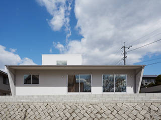 高台に建つ家, toki Architect design office toki Architect design office Modern houses لکڑی White