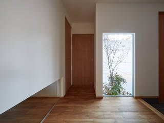 高台に建つ家, toki Architect design office toki Architect design office Modern Windows and Doors Wood Multicolored