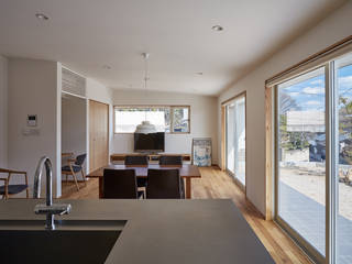 高台に建つ家, toki Architect design office toki Architect design office Moderne Wohnzimmer Holz Mehrfarbig