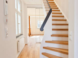 Blick ins Wohnzimmer blunk + partner architekten Stairs Gebäude,Eigentum,Leuchte,Fenster,Holz,Treppe,Die Architektur,Innenarchitektur,Bodenbelag,Holzbeize