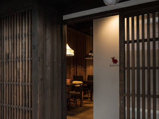 Cafe Franz Kafka, YYAA 山本嘉寛建築設計事務所 YYAA 山本嘉寛建築設計事務所 Commercial spaces Wood Brown