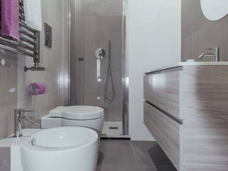 BAGNO PICCOLO QUADRATO, MINIMArchitetti MINIMArchitetti Minimalist style bathroom