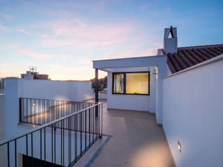 Vivienda en San Antón, ENDOSDEDOS arquitectura ENDOSDEDOS arquitectura Modern balcony, veranda & terrace Ceramic