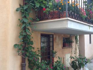 Balconcino di paese, Au dehors Studio. Architettura del Paesaggio Au dehors Studio. Architettura del Paesaggio Rustic style balcony, veranda & terrace