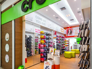 Crocs, DUE Projetos e Design DUE Projetos e Design Commercial spaces Wood Wood effect