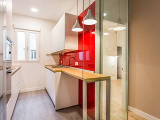 Reforma de Piso en Madrid centro., Arkin Arkin Built-in kitchens Glass Red