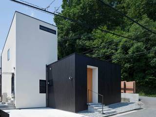Nakaniwa-Engawa House, YYAA 山本嘉寛建築設計事務所 YYAA 山本嘉寛建築設計事務所 Minimalist house Wood Black