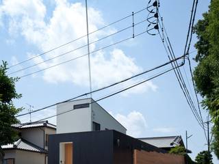 Nakaniwa-Engawa House, YYAA 山本嘉寛建築設計事務所 YYAA 山本嘉寛建築設計事務所 Modern Houses Wood Black