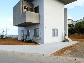 恩納村の家, STUDIO COCHI ARCHITECTS STUDIO COCHI ARCHITECTS บ้านเดี่ยว ไม้จริง Multicolored