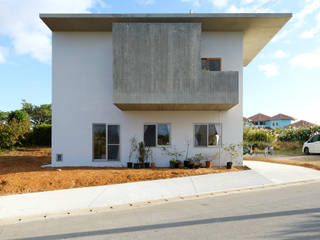 恩納村の家, STUDIO COCHI ARCHITECTS STUDIO COCHI ARCHITECTS Casas familiares Madeira maciça Multi colorido