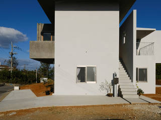 恩納村の家, STUDIO COCHI ARCHITECTS STUDIO COCHI ARCHITECTS Casas familiares Madeira maciça Multi colorido