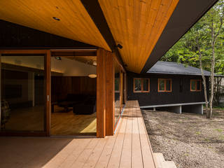 軽井沢の別荘（SIM邸）, アトリエ慶野正司 ATELIER KEINO SHOJI ARCHITECTS アトリエ慶野正司 ATELIER KEINO SHOJI ARCHITECTS Eclectic style balcony, veranda & terrace Wood Wood effect