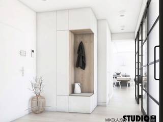 Warszawski minimalizm, MIKOŁAJSKAstudio MIKOŁAJSKAstudio Pasillos, vestíbulos y escaleras de estilo minimalista