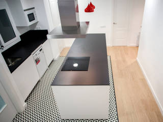 Reforma integral en calle Joan Güell de Barcelona, Grupo Inventia Grupo Inventia Built-in kitchens Wood-Plastic Composite