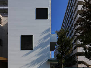 東砂のレトハウス, アトリエハコ建築設計事務所／atelier HAKO architects アトリエハコ建築設計事務所／atelier HAKO architects Einfamilienhaus Eisen/Stahl Weiß