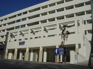 Apartments and shops, José Melo Ferreira, Arquitecto José Melo Ferreira, Arquitecto Багатоквартирний будинок Бетон