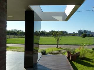 RESIDÊNCIA NO SISTEMA STEEL FRAME, Maciel e Maira Arquitetos Maciel e Maira Arquitetos บ้านระเบียง