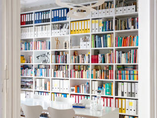 GANTZ - Bücherregal nach Maß in Berliner Altbau, GANTZ - Regale und Einbauschränke nach Maß GANTZ - Regale und Einbauschränke nach Maß Minimalst style study/office Engineered Wood Transparent