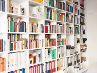 GANTZ - Bücherregal nach Maß in Berliner Altbau, GANTZ - Regale und Einbauschränke nach Maß GANTZ - Regale und Einbauschränke nach Maß Minimalist study/office Engineered Wood White