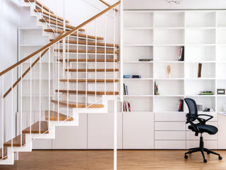 GANTZ - Bücherregal nach Maß unter Wendeltreppe mit Schreibtisch, GANTZ - Regale und Einbauschränke nach Maß GANTZ - Regale und Einbauschränke nach Maß Study/office Engineered Wood White