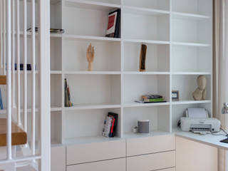 GANTZ - Bücherregal nach Maß unter Wendeltreppe mit Schreibtisch, GANTZ - Regale und Einbauschränke nach Maß GANTZ - Regale und Einbauschränke nach Maß Minimalistische Arbeitszimmer Holzwerkstoff Weiß