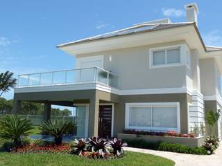 NA PRAIA, EM CONDOMÍNIO FECHADO, Maciel e Maira Arquitetos Maciel e Maira Arquitetos บ้านระเบียง