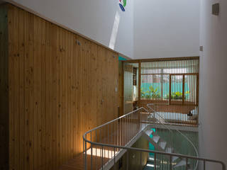 LESS house , workshop.ha workshop.ha Modern Corridor, Hallway and Staircase