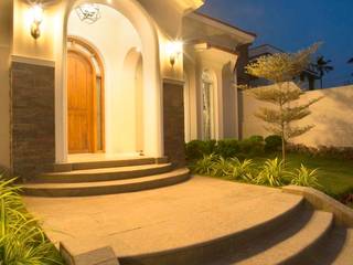 The House of Arches, S Squared Architects Pvt Ltd. S Squared Architects Pvt Ltd. Mediterranean style houses Bricks
