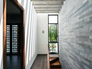 Thiết Kế Nhà 3 Tầng 5x8m Thoáng Mát Với Chi Phí 900 Triệu Ở Gò Vấp, Công ty TNHH Xây Dựng TM – DV Song Phát Công ty TNHH Xây Dựng TM – DV Song Phát Moderner Flur, Diele & Treppenhaus