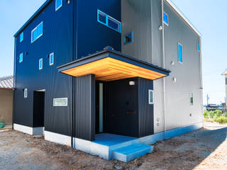 多層レベルの住まう空間, m+h建築設計スタジオ m+h建築設計スタジオ Houten huis Aluminium / Zink