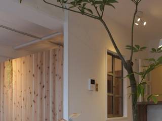 Apartment in Gakuenkita, Mimasis Design／ミメイシス デザイン Mimasis Design／ミメイシス デザイン Rustykalne okna i drzwi Drewno Szary