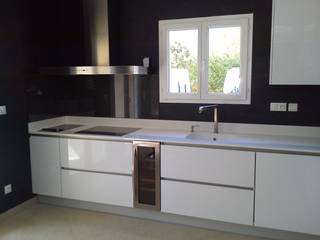 CUISINE BLANCHE AVEC PLAN DE TRAVAIL EN QUARTZ SILESTONE BLANCO ZEUS, STONE CLASS STONE CLASS Cozinhas modernas Quartzo