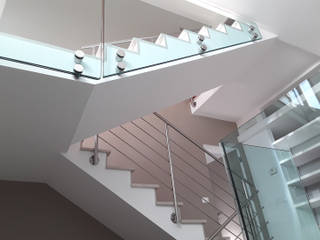 villino a Giulianova_ristrutturazione, architetti:sabrina romani, cosimino casterini, stefania palanca architetti:sabrina romani, cosimino casterini, stefania palanca Stairs Glass White